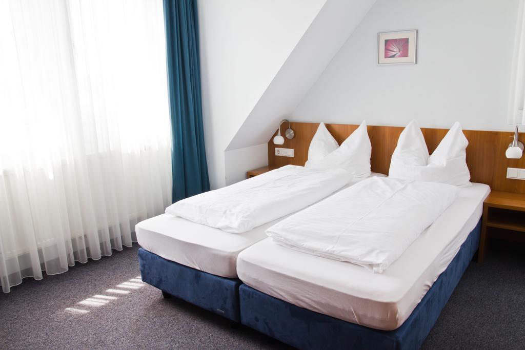 Gaestehaus Zur Kurve Hotel Zirndorf Quarto foto